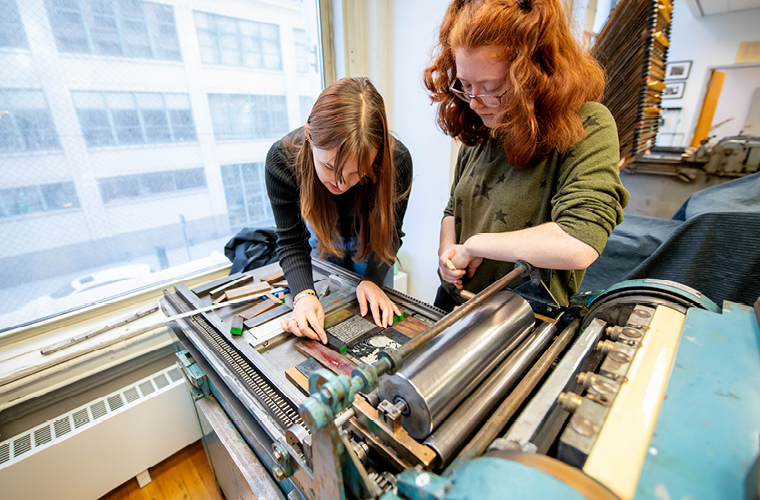 English major students work on print making at Columbia College Chicago